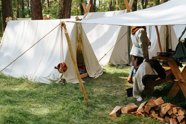 Comment planifier un camping axé sur le patrimoine médiéval en Normandie?